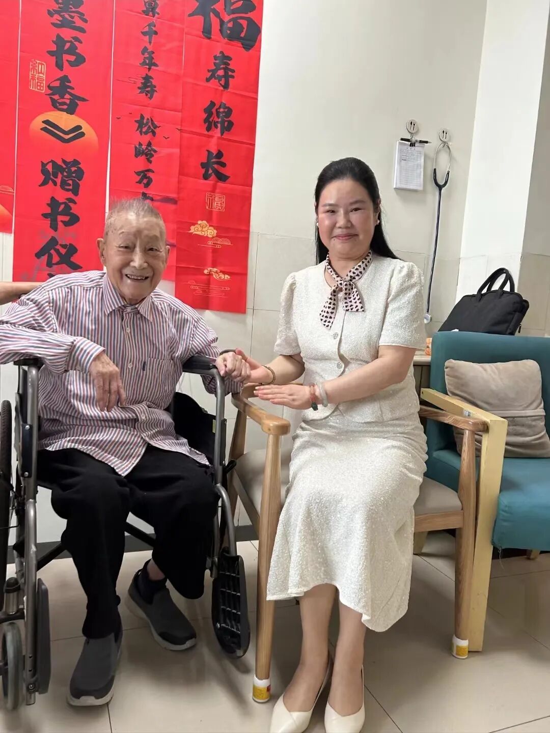 董玉霞理事长重阳节走访慰问百岁老人